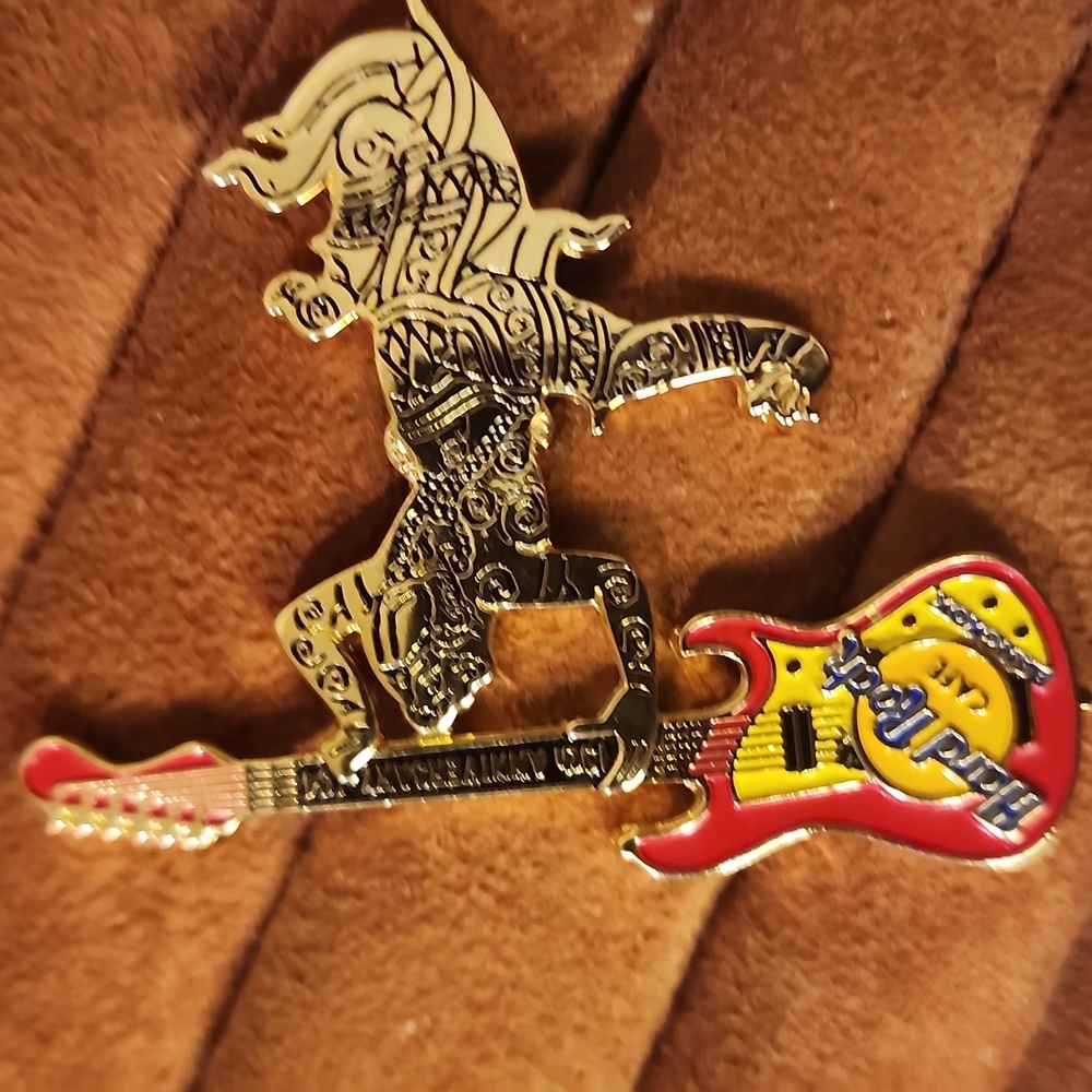 RARE Hard Rock Cafe | Madrid | Frankfurt | Bangkok |Guitar Logo Pins - Picture 6 of 10
